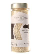 Carnaroli-Reis mit schwarzem Trüffel – der 'König der Reissorten' aus Italien verfeinert mit feinem schwarzen Trüffel, beliebt in der italienischen Küche und weltweit geschätzt, glutenfrei, ideal für einzigartige Reisgerichte