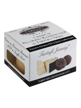 Pecorino Romano DOP Creme & Schwarzer Trüffel in edler Geschenkverpackung, verfeinert mit hochwertigem Tartufo Nero Pregiato. Ideal für Risottos und Fleischgerichte.