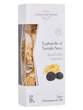 Handgefertigte Tagliatelle mit feinem weißen und schwarzen Trüffel aus Umbrien. Hergestellt aus italienischem Mais und Eiern, verfeinert mit dem Saft edler schwarzer Trüffel. Ein Genuss für Gourmets.