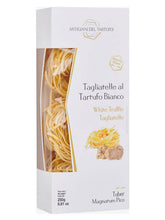 Handgefertigte Tagliatelle mit weißem und schwarzem Trüffel aus Umbrien. Hergestellt aus italienischem Mais und Eiern, veredelt mit dem Saft feiner weißer Trüffel. Perfekt für ein exquisites Gourmet-Erlebnis.